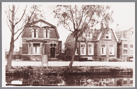 WAT002000301 Zandweg 142 (links) te Wormer, in het huis links woonde jarenlang wethouder Louw. Daarvoor K. Ofman, ...
