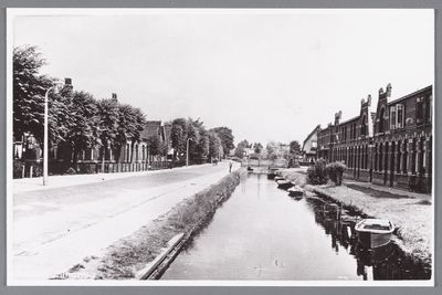 WAT002000335 De Zandweg met wegsloot.Met rechts de slecht gebouwde,, huizen van Piet Woud'' (in de volksmond ...