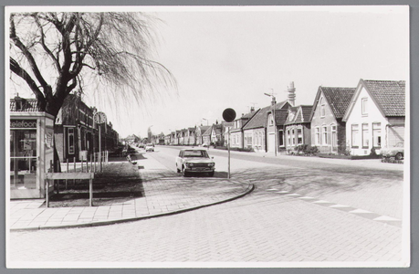 WAT002000361 Hoek Badhuisstraat, Zandweg, met links voor een klok en een telefooncel.Rechts v.r.n.l. Zandweg nummer 50, ...