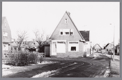 WAT002000364 Vanaf april 1937 was hier gevestigd bakker Hendrik Dolsma (1913) met zijn Brood en Banketbakkerij.