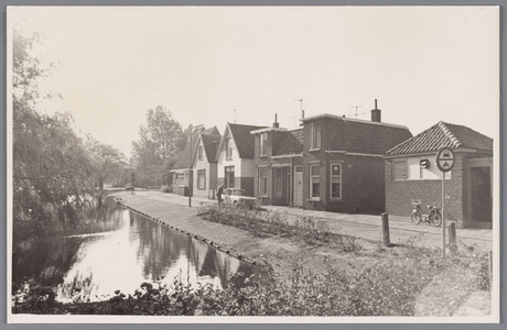 WAT002000378 Met geheel linksachter het gemeente badhuis en geheel rechtsachter huis van Joop Sinkeldam.Foto v.r.n.l. ...