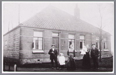 WAT002000407 Boerderij van de familie Langewis achter café Landzicht ,met links Maarten Langewis (1882) en dochtertje ...