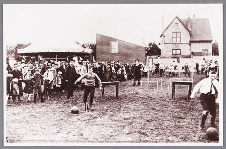 WAT002000437 Feest op het terrein bij school West met huis van de schoolmeester en achter de muziektent.