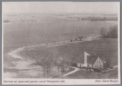 WAT002000447 Wormer en Jiperveld gezien vanaf Wessanen silo.Rechts vooraan een stolpboerderij.