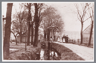 WAT002000460 De Westertil of Schansbrug rond 1900. Het slootje links werd enkele jaren daarna gedempt. De boerderij De ...