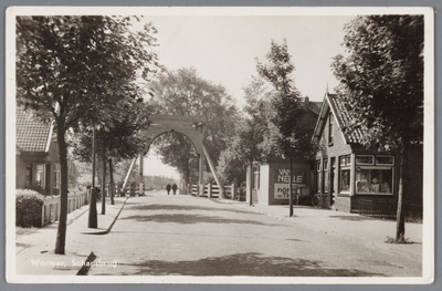 WAT002000493 Schansbrug, richting Zandweg met rechts de kruidenierszaak van Hein Bakker (1909) Dorpsstraat nummer 3, en ...