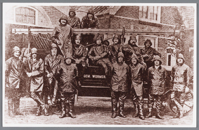 WAT002000509 De vrijwillige Brandweer voor hun kazerne in mei 1924. Foto bovenste rij staand achter de brandweertrap, ...