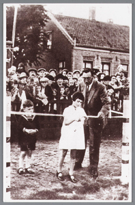 WAT002000522 De speeltuinvereniging tijdens de opening in 1928, met dochter van burgemeester Pieter Kooiman (1884) ...