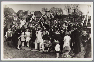 WAT002000527 De speeltuinvereniging ,,Wormer'' tijdens de uitbreiding in 1938. geheel links Jan Dobber, mevrouw. ...