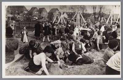 WAT002000528 De speeltuinvereniging ,,Wormer'' met uitbreiding in 1938 met linksachter meisje met strik Elie Teel in ...