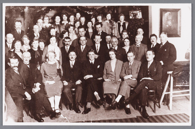 WAT002000530 Medewerkers van de speeltuinvereniging ,,Wormer'' tijdens de opening in 1928; met vooraan links, wethouder ...