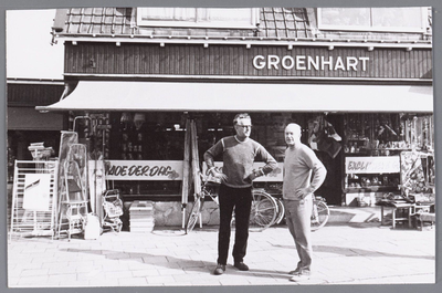 WAT002000556 Galanteriewinkel Groenhart met links Kees Stam en Jan Groenhart.