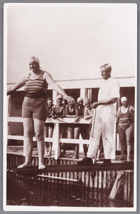 WAT002000586 Mevrouw Kok van Tricht ( meisjesnaam, Anna Elizabeth van Trigt (1901) was een van de eerste die zwemles ...