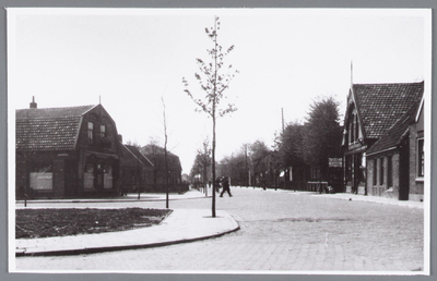 WAT002000611 Dorpsstraat hoek Zaandammerstraat / Zaandammerpad, met café 't Centrum van C. van Liempt (1929-1934), ...