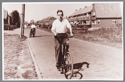 WAT002000644 Dirk Heijne op de fiets, kleinzoon van bakker Gerrit Heijne, bijgenaamd waterbol.