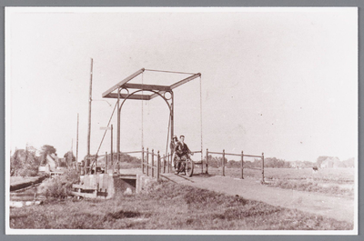 WAT002000679 Brug in Zaandammerstraat met Pieter (Piet) Teel (1903) op de motorfiets die zijn meisje, Maaike Huitema ...