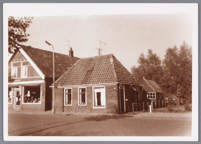 WAT002000734 Links de fietsenwinkel van Jacob de Boer, rechts het huis van vrouw Kwantes, voormalig café Het wapen van Hoorn.