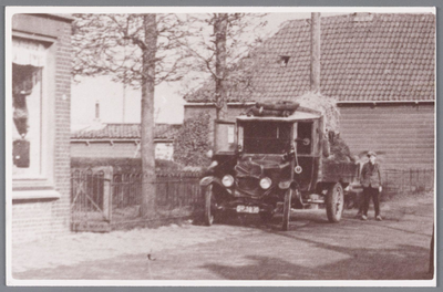 WAT002000764 In het midden zien we de eerste auto van Van Gelder papierfabriek, later overgenomen door Piet de Gooijer ...