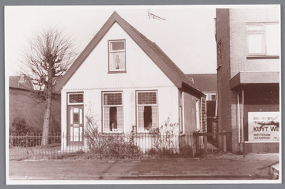 WAT002000785 Links het huis van Hooyschuur en rechts de voormalige winkel van Klaas Hos, later Dekamarkt.