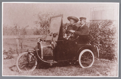 WAT002000788 Cornelis ( Kees) Waal met zijn vrouw Trijntje Woud, in zijn zelfgemaakte auto voordat hij onverwachts naar ...