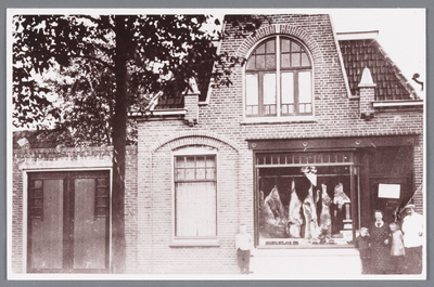 WAT002000801 Slagerij van Piet Rood.Foto v.l.n.r. Jan Petrus (Jan) Rood (1922), Boy, mevrouw Rood (meisjesnaam Veronica ...