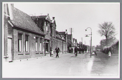 WAT002000804 Boekwinkel van Pieter Kuijper richting gasfabriek en bakker Kaskes met hoed, Van Saane met dochter Geertje.