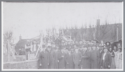 WAT002000814 Eerste steenlegging van gasfabriek (1912-1929) links oude bakkerij van Kaskes. V.l.n.r. vooraan ...
