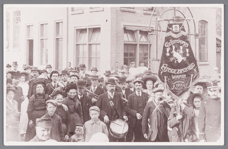 WAT002000819 Het was een drukte van belang bij de ingebruikname van de gasfabriek op 11 juli 1912.Fanfarekorps ...