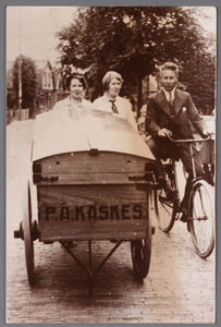 WAT002000853 Broodbezorging met de bakkerskar van Piet Kaskes door Cornelia Maria Ignatia (Cor) Kaskes (1912) en ...