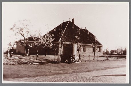 WAT002000856 Boerderij van Franzen, met vooraan pisbak, krul