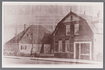WAT002000857 Links: de boerderij van Franzen, rechts op nummer 94 de bakkerij van Petrus Antonius (Piet) Kaskes (1883).