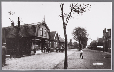 WAT002000884 Links winkel van Johannes Willem Siebeling (1889), galanterieën. Eerder zat hier Boekel, later Oosterveld ...