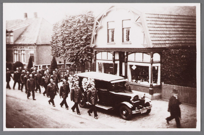 WAT002000885 Begrafenis van Egge Siekerman (1888), brandweercommandant , voor de winkel van Johannes Willem Siebeling (1889)