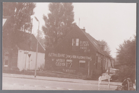 WAT002000933 Protest teksten op de oude woning/ bakkerij van Jan Randshuizen, ''Duplex ene best there is' , ...