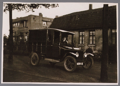 WAT002000991 Auto van Piet Vink uit Driehuizen.Met op de achtergrond links de pastorie van de Gereformeerde kerk op ...