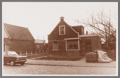 WAT002001019 Rechts zien we de oude postkantoor aan de Dorpsstraat 144.