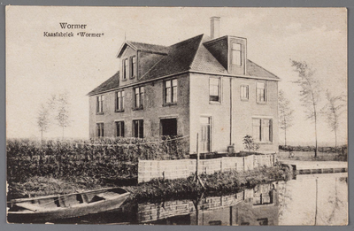 WAT002001107 Kaasfabriek van Wormer uit 1915. Het werd gebouwd als kaasfabriek en later kwam er een koekfabriek in. In ...