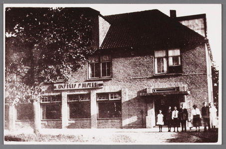 WAT002001108 'Verenigingsgebouw Ons huis St. Joseph' met eerste eigenaar familie Coenraad Van Velzen. Foto v.l.n.r. ...