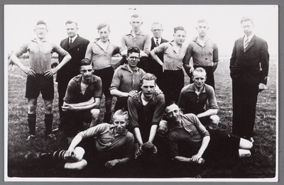 WAT002001122 Voetbalelftal WSV. Dit elftal was kampioen Res. 3e klas B 1937-1938. Achterste rij v.l.n.r.: Cor Graas, ...