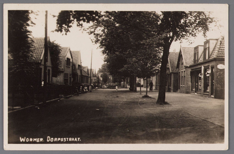 WAT002001133 Rechts: Dorpsstraat nummer 251, de rijwielhandel van Piet de Wit (1881)