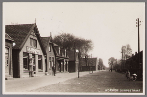 WAT002001134 V.l.n.r. het Wormerbazar van Nic Nooij, huis van Jaap Mak, rijwielhandel van Piet de Wit en daarnaast huis ...