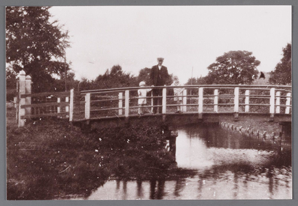 WAT002001148 De brug naar het Wezenland en naar het Kerkepad met bakker Jan Klerk (1864) met zijn kleinkinderen, links ...