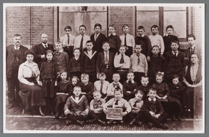 WAT002001214 School OostSchoolfoto namen die hier onder staan beginnen met de achterste rij v.l.n.r. Meester Paulus ...