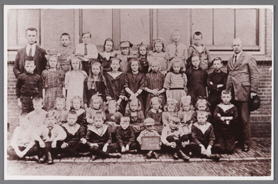 WAT002001215 Klassenfoto van de ppenbare Lagere school I Oost in circa 1923. van boven naar beneden v.l.n.r.: meester ...