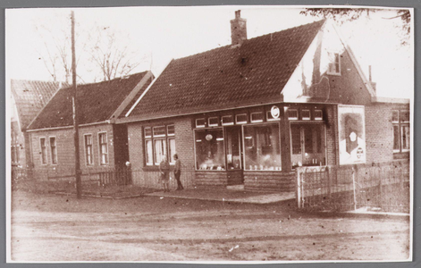 WAT002001242 Kruidenierswinkel van Martinus Huijgen (1894) en Adriana Floore (1892)Geheel links in de steeg Rie Korver.