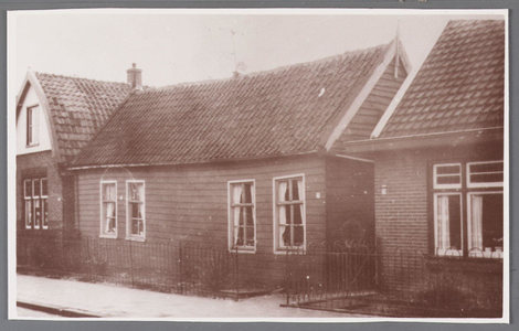 WAT002001243 V.l.n.r. Dorpsstraat nummer 272, 270 en op 268 de kruidenierswinkel van Martinus Huijgen (1894) en Adriana ...