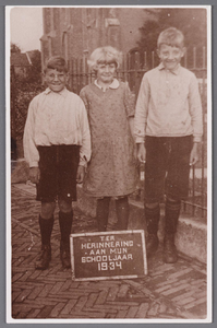 WAT002001373 Kinderen van postdirecteur Heijne, v.l.n.r. Gerrit, Corrie en Engel Heijne. Met op de achtergrond de ...