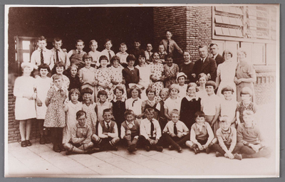 WAT002001404 Klassenfoto.Katholieke Maria School (klassen K en L) in Wormer rond 1935. Op de foto: bovenste (vierde) ...