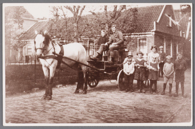 WAT002001489 Boerderij van familie Vink (32 meter lang) Paard en wagen van Jaap Rep brengt melk naar de melkfabriek. ...