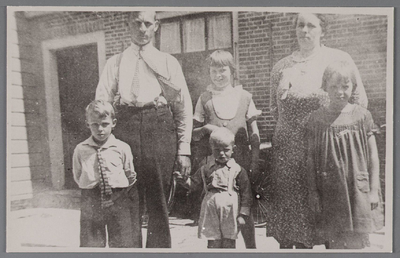 WAT002001494 Familie Vink.Foto v.l.n.r. Willem (1928), vader Jan Vink (Wzn) (1894) kleine ventje is Jan Vink (1930) en ...